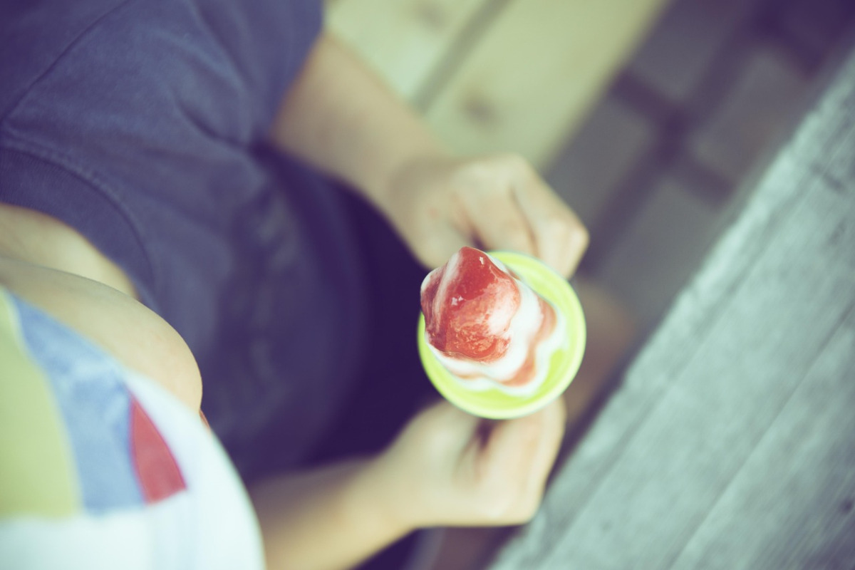 kids eating ice cream