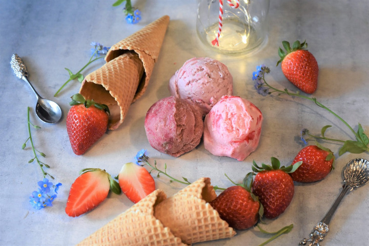 strawberry ice cream sundae